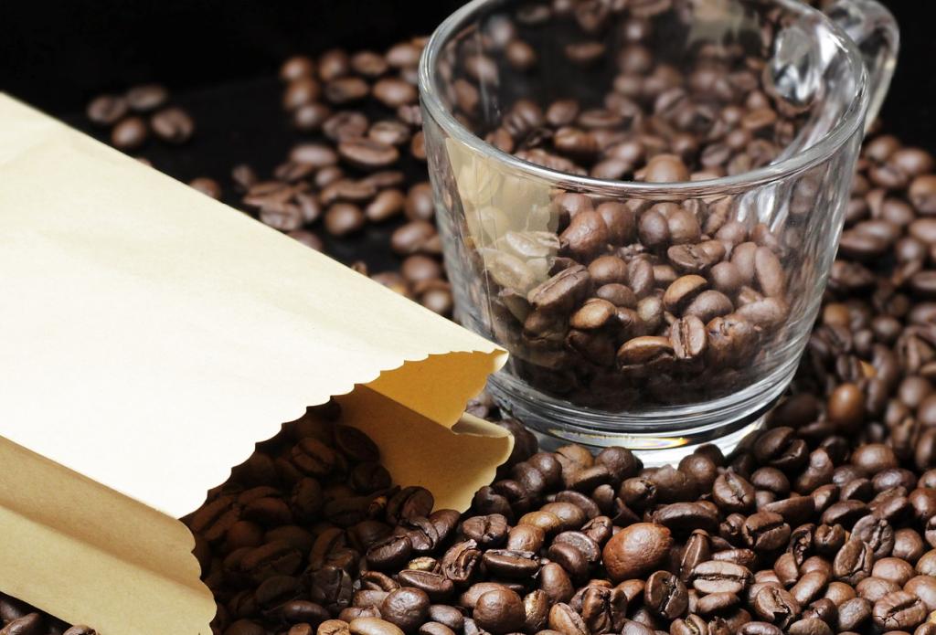 Kaffeebohnen mit Verpackung und einem Glas